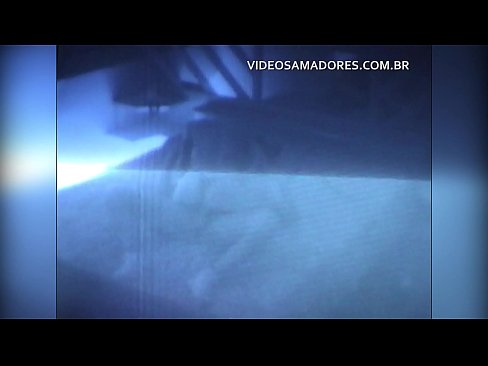 ❤️ Senarrak emazteari filmatzen dio bizilaguna eta makurtu bat dela jakiten du Sexu bideoa gugan ❌