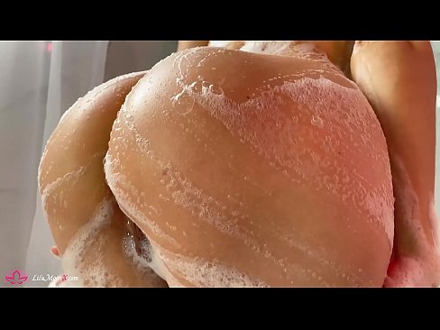 ❤️ Brunette pussy bibragailuarekin masturbatzen du dutxan orgasmo bizia lortzeko Sexu bideoa gugan ❌