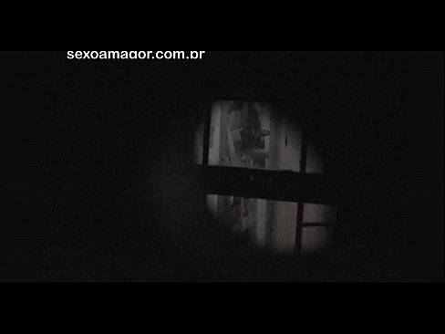 ❤️ Blondie ezkutuan grabatzen du auzoko voyeur batek adreilu hutsen atzean ezkutatuta Sexu bideoa gugan ❌