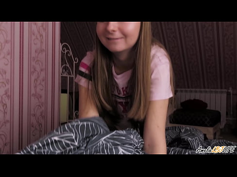 ❤️ Blondie-k bere BFF-ren sakon zurrupatzen du eta esperma jasotzen du ahoan Sexu bideoa gugan ❌