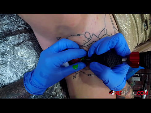 ❤️ Sully Savage-k izugarri tatuatu zuen klitorian tatuaje bat egin zuen Sexu bideoa gugan ❌