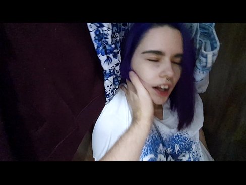 ❤️ Nire ahizpa armairuan aurkitu eta lagundu zion esperma Sexu bideoa gugan ❌